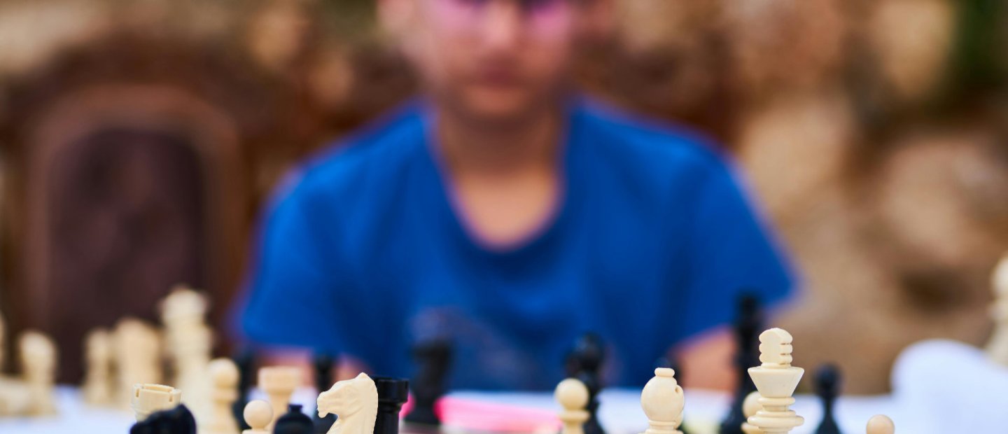 Jugendlicher Schachspieler