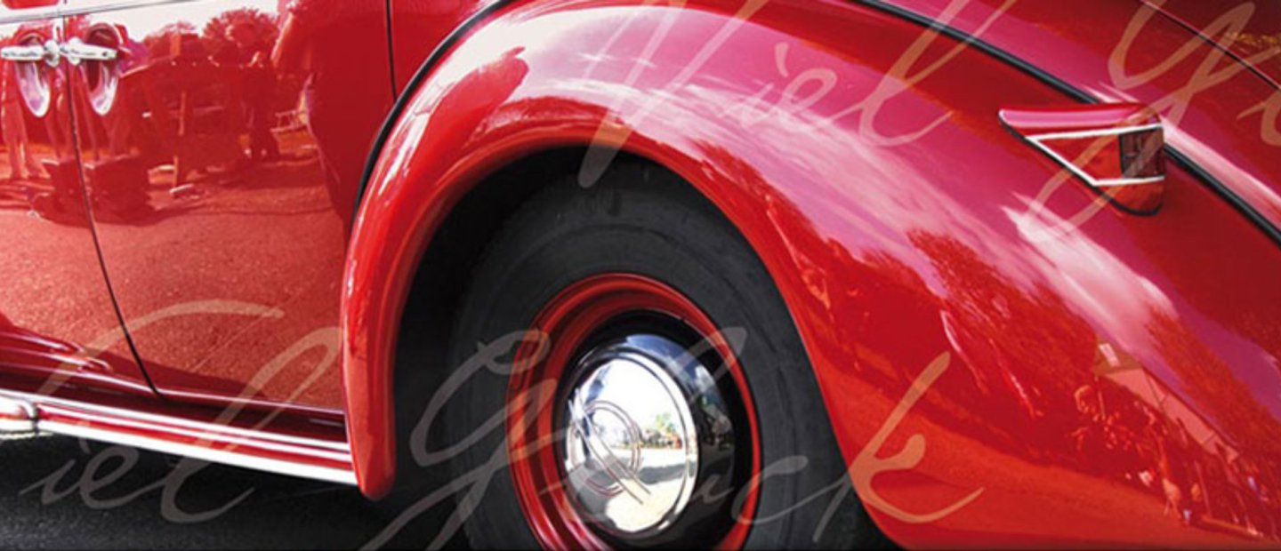 Rotes Auto auf Glückwunschkarte