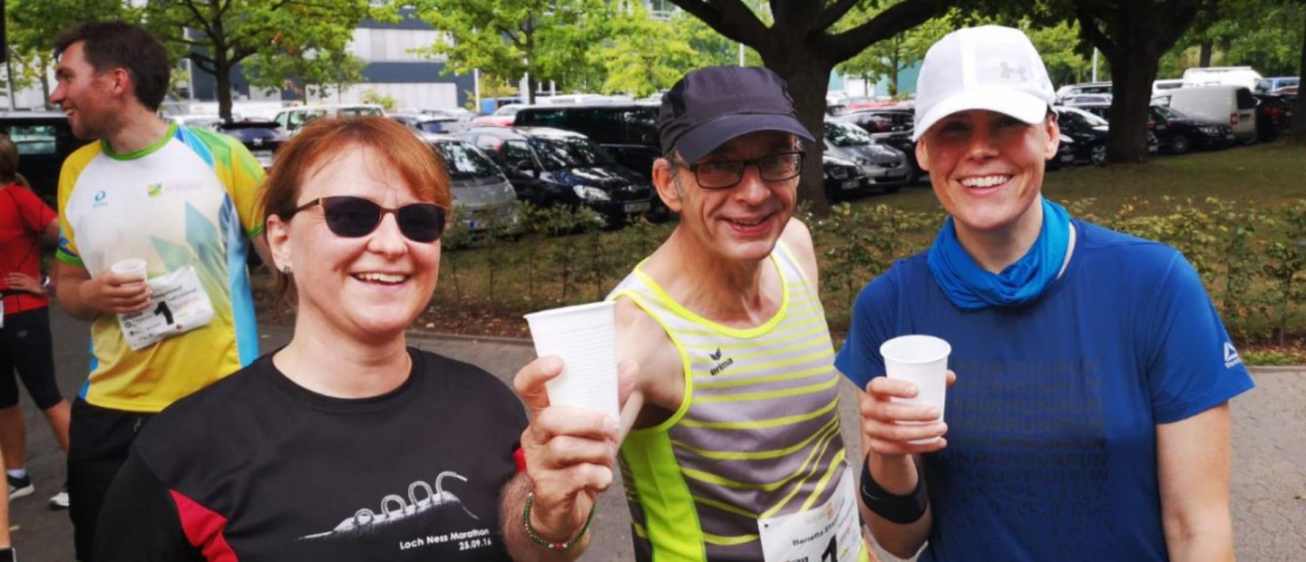 Drei Läufer haben eine Erfrischung