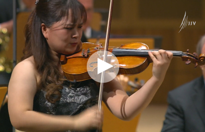 Minami Yoshida playing